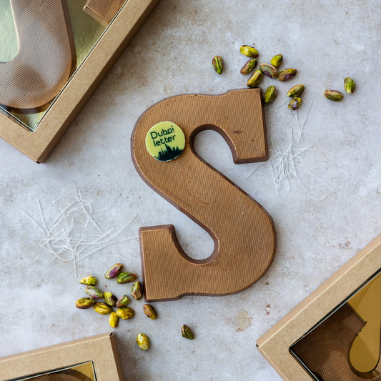 Een exclusief relatiegeschenk: Personaliseer jouw Dubai chocoladeletter